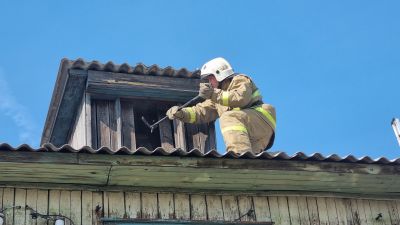 Бдительность соседей помогла избежать крупного пожара в деревянном доме.